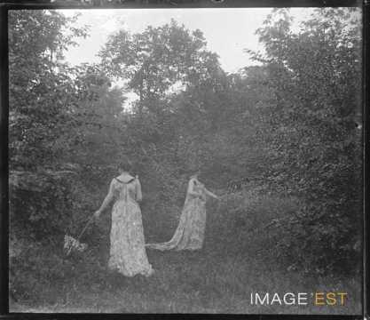 Deux femmes dans une forêt (Vosges ?)
